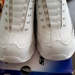 Skechers D'Lites Size 8.5